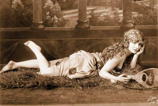 x-studio-portrait-witzel-l-a-movie-star-mary-miles-lying-down-with-gypsy-like-outfit-and-lute-beautiful-image