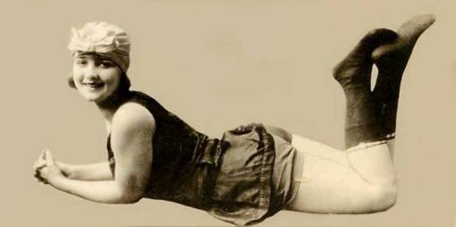 photo-for-arcade-card-pin-up-woman-in-dress-like-bathing-suit-and-wrap-like-cap-lying-with-elbows-on-ground