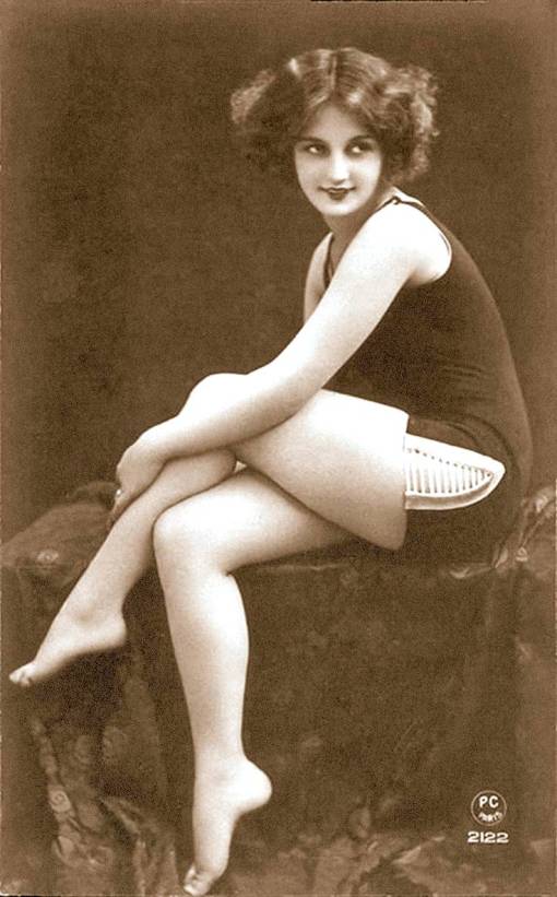 arc-arcade-card-franch-pin-up-woman-with-bobbed-hair-sitting-sideways-with-arm-on-leg-1920s